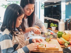 サンドイッチを作る母と娘